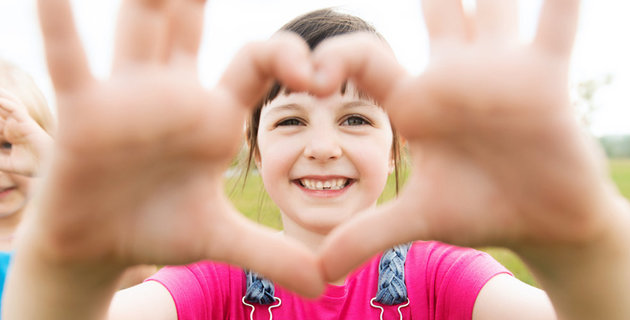 Spenden für die Diakonie Michaelshoven: Ein Mädchen formt ein Herz mit den Händen.