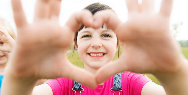 Spenden für die Diakonie Michaelshoven Spenden für die Diakonie Michaelshoven: Ein Mädchen formt ein Herz mit den Händen.