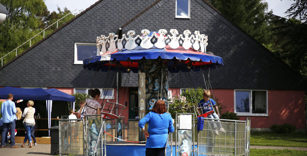 Familienfest 2015 in Stephansheide Ein Frau betrachtet Kinder auf einem Karussell beim Familienfest in Stephansheide