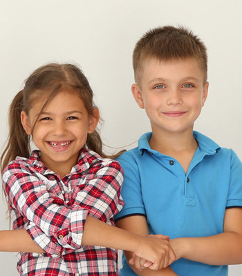 Verschiedene Kinder schauen in die Kamera