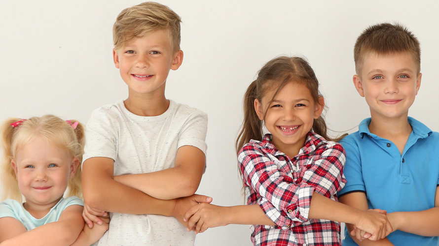 Verschiedene Kinder schauen in die Kamera