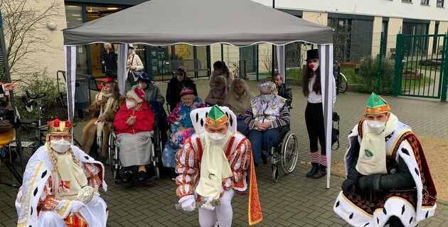 Kölner Dreigestirn besucht Michaelshoven Kölner Dreigestirn besucht Senioren in Michaelshoven