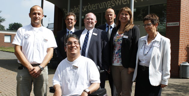 Mitarbeiter und Rehabilitanden des Berufsförderungswerk Köln mit Mitarbeitern des Jobcenters