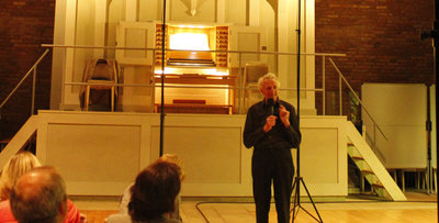 Christian Collum vor der Orgel der Erzengel-Michael-Kirche in Michaelshoven