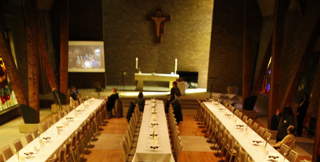 Blick auf länge Tischreihen in der Erzengel-Michael-Kirche