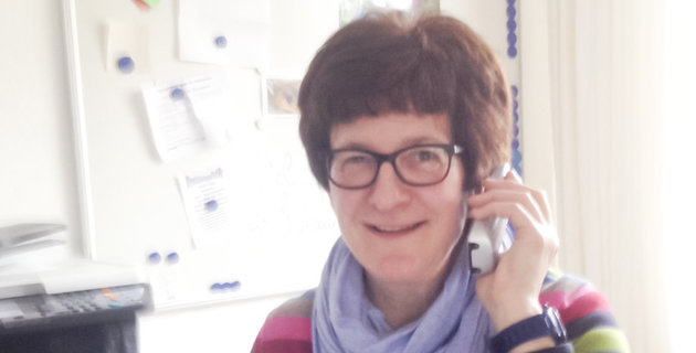 Beratungsbüro der Wohnhilfen Oberberg in Gummersbach Eine Mitarbeiterin der Wohnhilfen Oberberg beim Telefonieren.