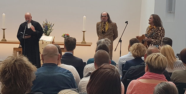 Gildo Horn singt in Kirche