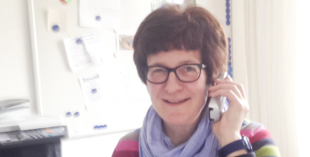 Beratungsstelle für Wohnungslose im Oberbergischen Eine Mitarbeiterin der Wohnhilfen Oberberg telefoniert.