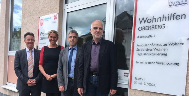 Erfolgreicher Start für das innovative Projekt „Prävention in Wohnungsnotfällen“ Mitarbeiter vor den Wohnhilfen Oberberg