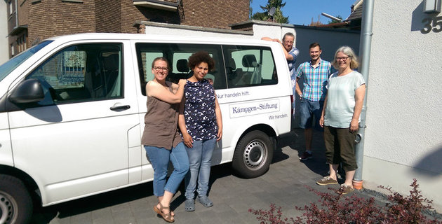 Fahrzeug-Spende der Kämpgen-Stiftung an die Außenwohngruppe Kerpen Mitarbeiter und Bewohner der Außenwohngruppe Kerpen vor einem Minibus.