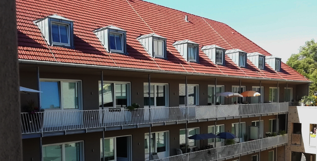 Ein Haus ist abgebildet und auf rotem Hintergrund steht, dass es ein freies Apartment für Rollstuhlfahrerin Köln Sülz gibt.