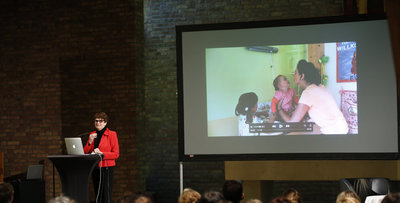 Maria Aarts mit ihrer Präsentation beim Marte Meo-Fachtag in Michaelshoven