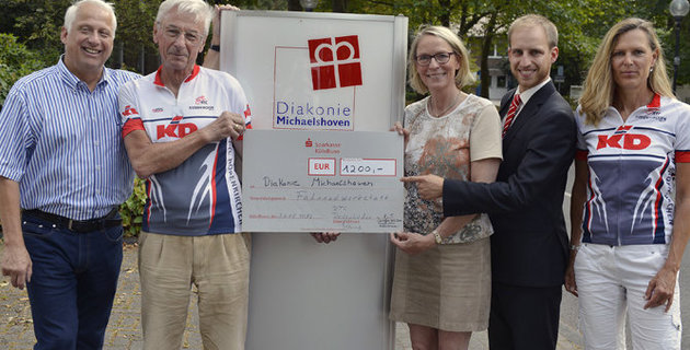 Spendenaktion vom RTC Rodenkirchen für die Diakonie Michaelshoven Mitglieder des RTC Rodenkirchen und Mitarbeiter der Diakonie Michaelshoven