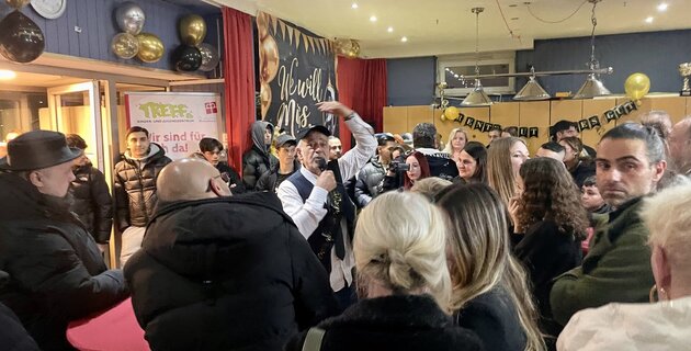 eine feiernde Menschenmenge in den Räumen vom Seeberger Treff.