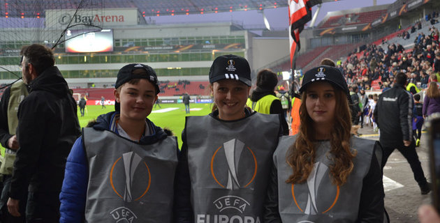 Ein Junge und zwei Mädchen beim Europapokal im Leverkusener Stadion
