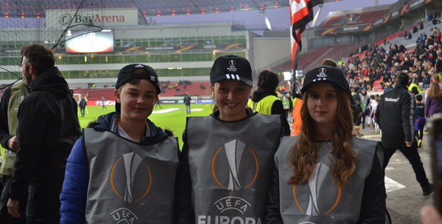 Kinder der 5-Tages-Gruppe beim Europapokal Ein Junge und zwei Mädchen beim Europapokal im Leverkusener Stadion
