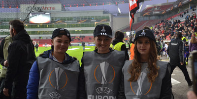 Ein Junge und zwei Mädchen beim Europapokal im Leverkusener Stadion