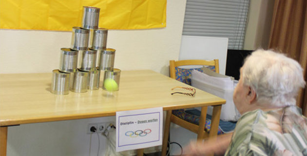 Seniorenolympiade 2015 im Katharina-von-Bora-Haus Teilnehmerin Seniorenolympiade 2015 im Katharina-von-Bora-Haus beim Dosenwerfen.