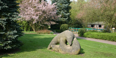 Bärenskulptur im Park von Michaelshoven