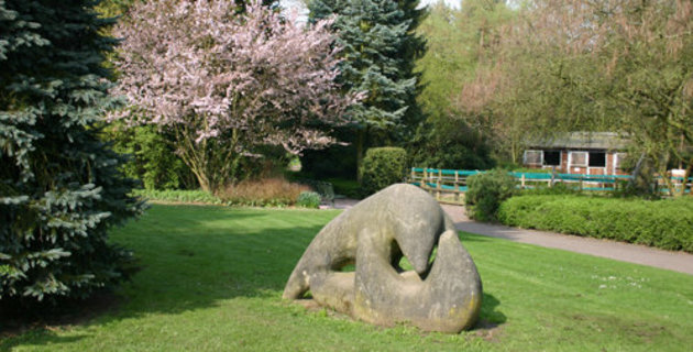 Bärenskulptur im Park von Michaelshoven