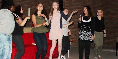Junge Frauen schauspielern beim Theaterstück der Wohngruppe Pfarrhaus
