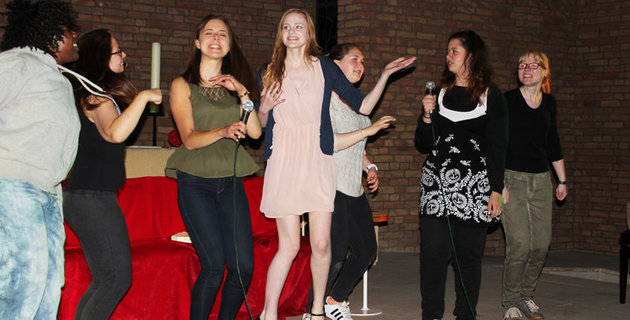 Theaterstück der Wohngruppe Pfarrhaus Junge Frauen schauspielern beim Theaterstück der Wohngruppe Pfarrhaus