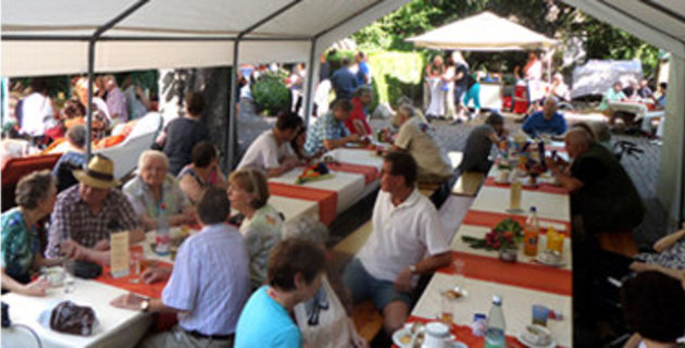 Sommerfest 2015 des Bodelschwingh-Hauses Feiernde Besucher beim Sommerfest 2015 des Bodelschwingh-Hauses