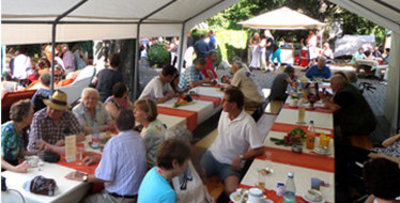 Feiernde Besucher beim Sommerfest 2015 des Bodelschwingh-Hauses