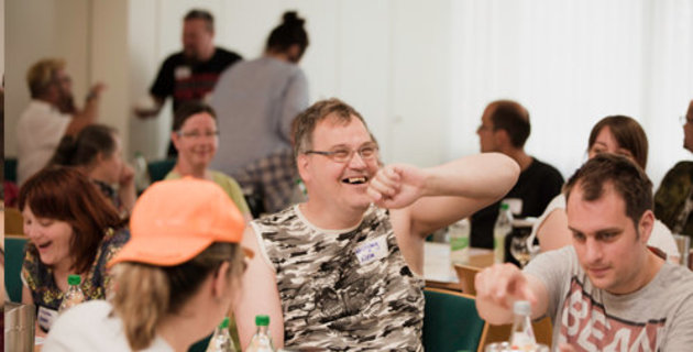 Wir helfen gerne! Ehrenamt von Menschen mit Behinderung Ehrenamtliche und Menschen mit Behinderung