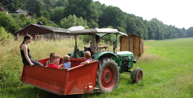Kinder aus Stephansheide besuchen Schulbauernhof Mehrere Kinder aus Stephansheide in einem Traktor-Anhänger