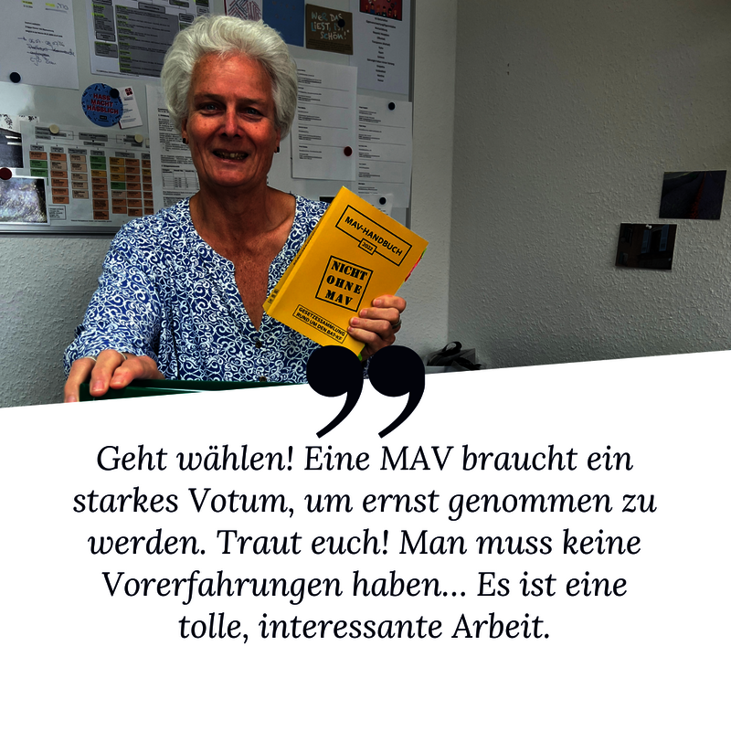 MAV Vorsitzende Antje Baumkemper hält wichtige Gesetzesbücher
