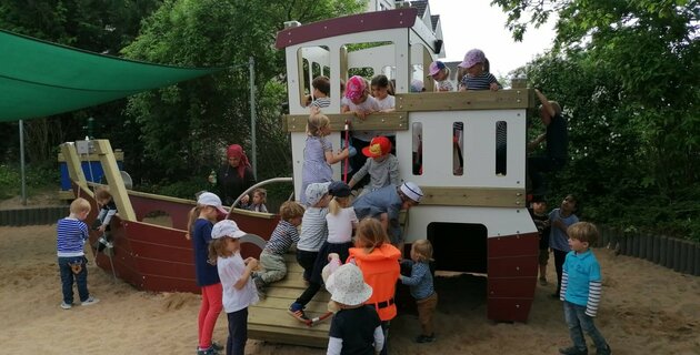 Endlich konnte das neue Spielgerät für das Außengelände der Kita Pusteblume in Wesseling getauft, eingeweiht und der Kindergarten-Matrosen-Crew übergeben werden. 