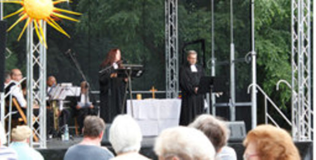 Sommer, Sonne, Segen – der Familiengottesdienst unter freiem Himmel Familiengottesdienst im Freien
