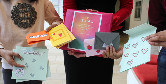 Mädchen verkaufen handgemachte Karten für Stiftung der Diakonie Michaelshoven Hände, die verschiedene bunte Weihnachtskarten halten