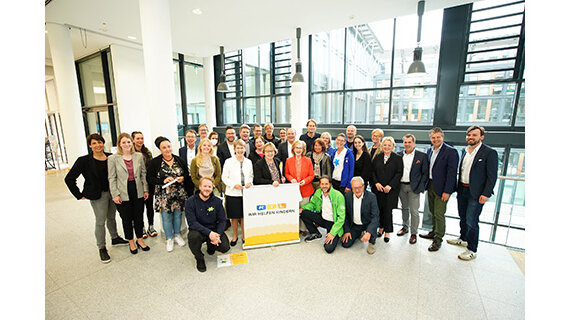 Spende RTL-Stiftung 2022 – Projektorganisationen Scheckübergabe: Gruppenfoto mit den rund 30 Verantwortlichen der Projektorganisationen.