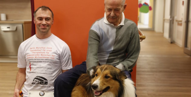 Läufer Christian Elm-Hartwig sammelte Spenden Zwei Männer mit einem Hund