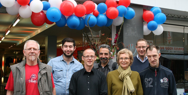 Mitarbeiter vor dem fairstore Südstadt