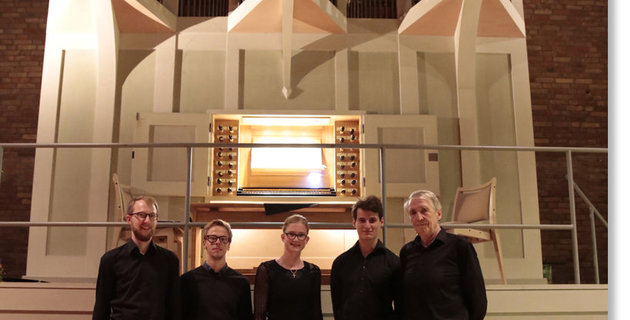 Festlich und imposant – das Orgelkonzert mit Christian Collum Musiker vor der Orgel