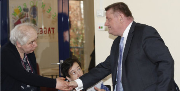 Besuch von Bundesminister Gröhe in Michaelshoven Bundesminister Gröhe gibt einer Seniorin aus Michaelshoven die Hand.