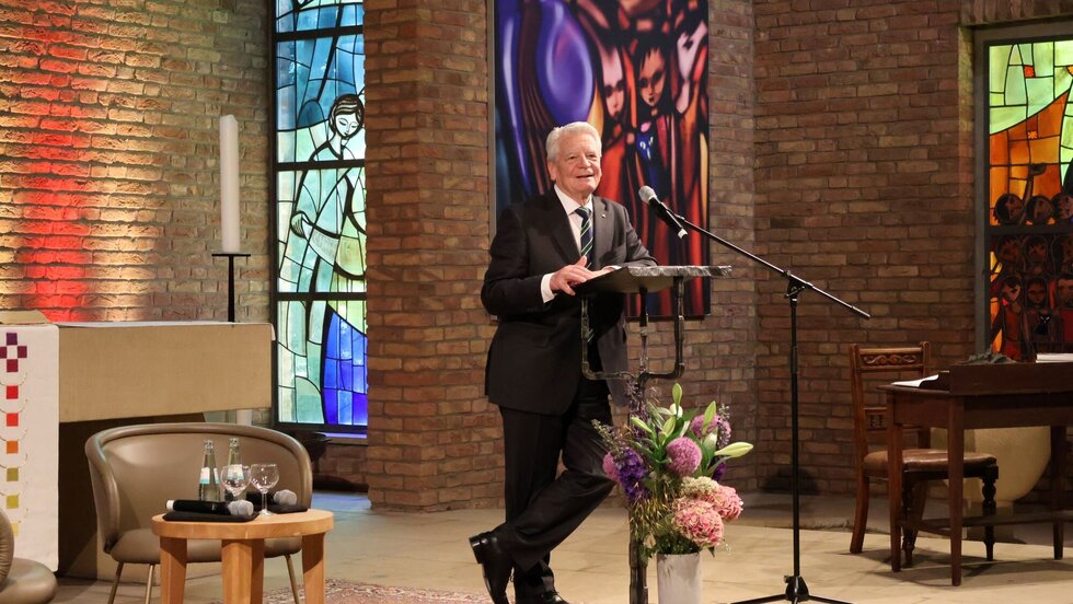 Joachim Gauck steht am Rednerpult