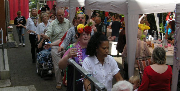 Bewohner und Mitarbeiter feiern beim Sommerfest 2016 im Katharina-von-Bora-Haus