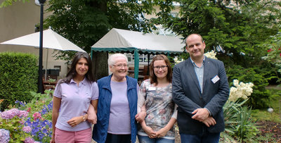 Serap Güler mit Senioren und Bewohnern im Garten des Bodelschwingh-Hauses.