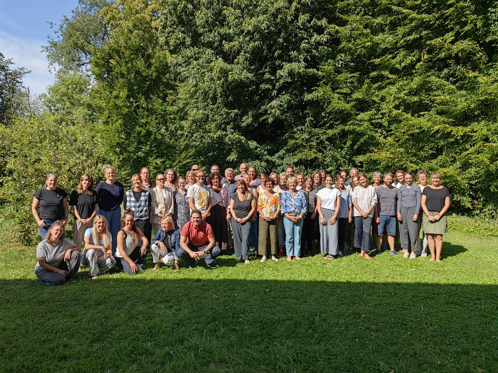 Viele Menschen auf einer Wiese