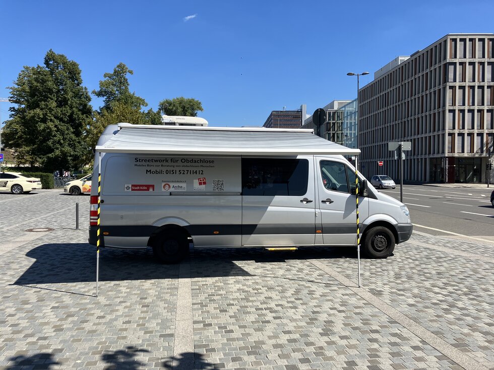 Der Streetworker Bus steht in Köln auf einem Platz