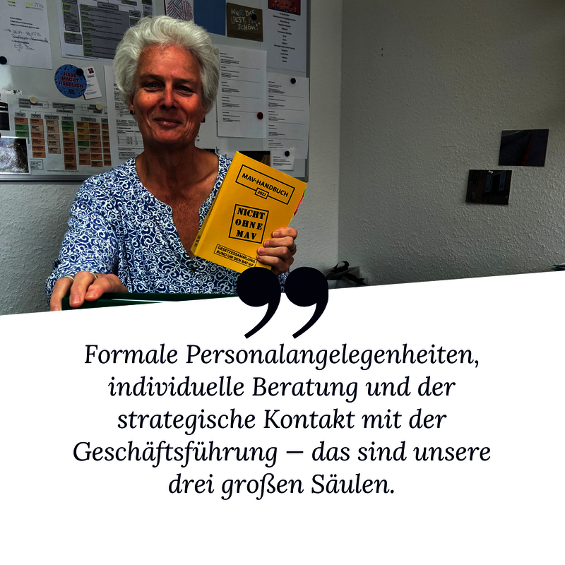 MAV Vorsitzende Antje Baumkemper hält wichtige Gesetzesbücher