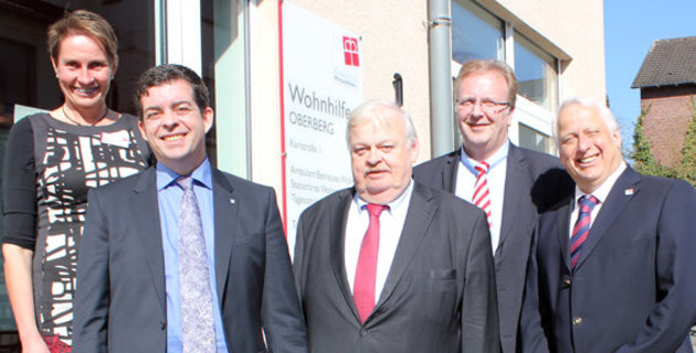 Sozialminister Guntram Schneider bei den Wohnhilfen Oberberg Mehrere Personen stehen vor dem Büro der Wohnhilfen Oberberg in Gummersbach.