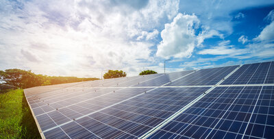 es ist eine Solaranlage zu sehen. 