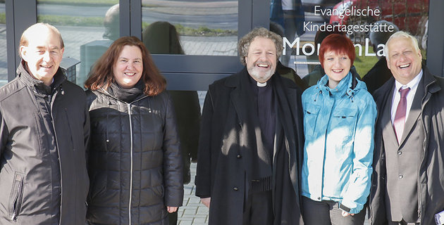 Weihbischof Rolf Steinhäuser mit Mitarbeitern der Diakonie Michaelshoven