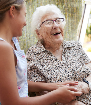 Altenpflege der Diakonie Michaelshoven: Ein junges Mädchen und eine Seniorin.