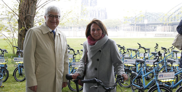 Kölner Bank feiert 150-jähriges Bestehen und überreicht Fahrräder an gemeinnützige Organisationen Frau und Mann mit Fahrrad